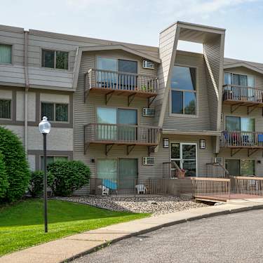 Maple Ridge Apartment Homes 1695 County Road D E Maplewood Mn Apartments For Rent Rent Com