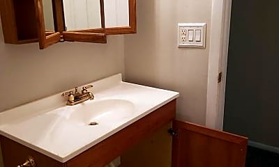 Bathroom, 507 White City Blvd, 2