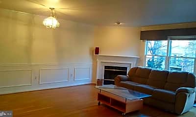 Living Room, 618 N Tazewell St, 1
