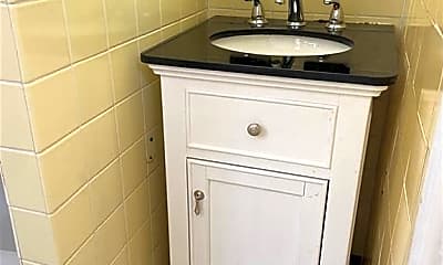 Bathroom, 103 Bradford St, 2