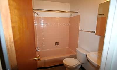 Bathroom, 909 Pearl St, 2