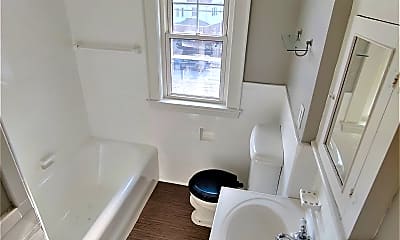 Bathroom, 380 Mt Auburn St, 2