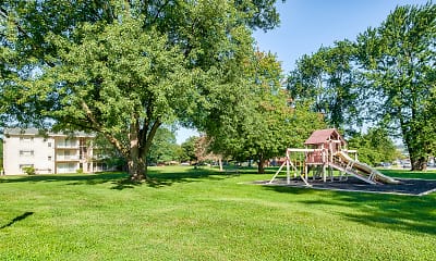 yard with a large lawn, Suburban Park, 1