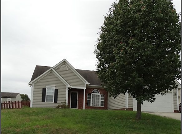 This 3 Bedroom 2 Bath Home Has 1 600 Square Feet Charlotte