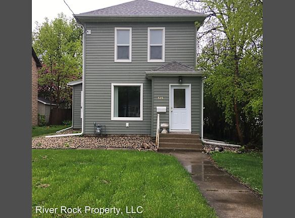515 4th Ave S Moorhead Mn 56560 Home For Rent Rentals Com
