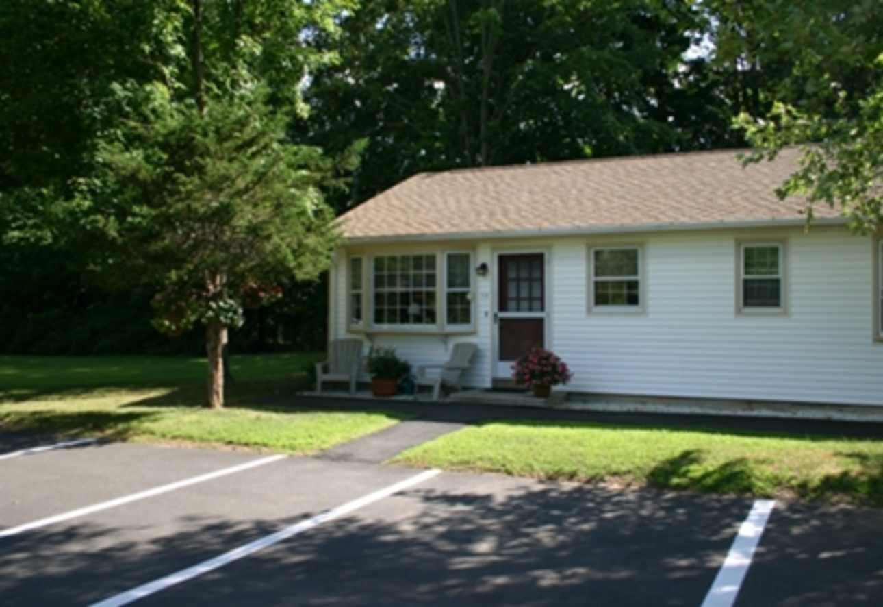Holly House Apartments Woodbury, CT 06798