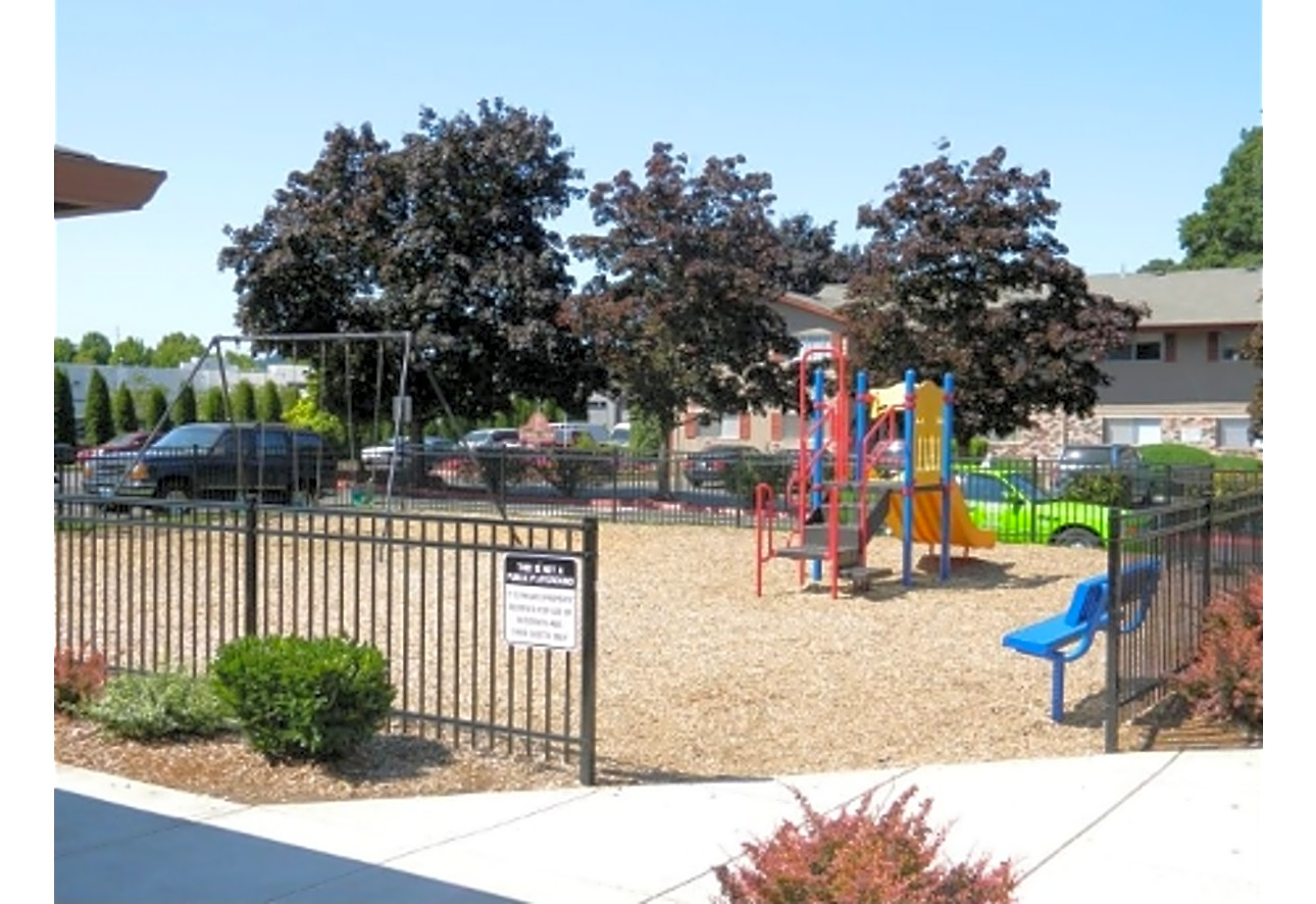 Courtyard at Cedar Hills Apartments - Beaverton, OR 97005