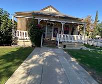 500 W School Ave, Visalia, CA