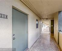 2400 NE 10th St #204, Kendall Green, FL