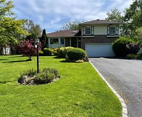9 Wood Valley Ln, Flower Hill, NY