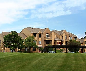 view of front facade featuring a front yard, Saddle Creek