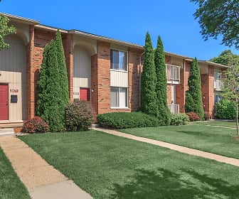 view of front of home featuring an expansive front lawn, Somerset Park Apartments