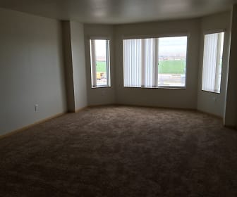 empty room with carpet and natural light, Latitude 46