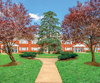 view of front facade featuring an expansive front lawn, Brick Gardens