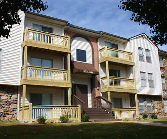 view of building exterior with a lawn, Knobs Pointe Apartments
