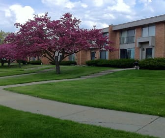 view of home's community featuring a large lawn, Hidden Tree Apartments