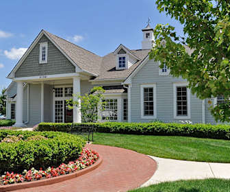 view of front of home featuring a front lawn, Westlake