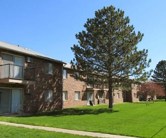 view of front of property featuring a front yard, Warren Club Apartments
