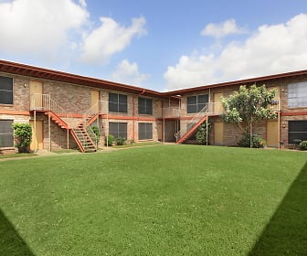 yard with a large lawn, La Casita Apartments