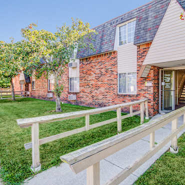 Airport Manor Apartments - Toledo, OH 43615