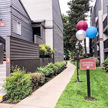 Wimbledon Square And Gardens Apartments Portland Or 97202