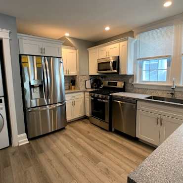 Combining Stone Tile Flooring With A Coordinating Area Rug Adds A Touch Of Layering That Is So Popular For Modern And Tradit Home Interior Living Room Interior