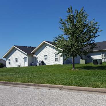 Village Green Apartments - Flora, IL 62839