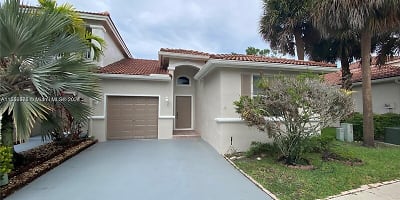 856 NW 132nd Ave - Pembroke Pines, FL
