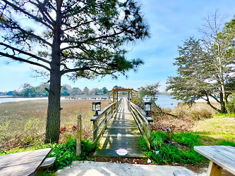 Lake Front Renovated 2 Bed/2 Bath Apartment Only 0.3 Miles From Public Beach Access! - Norfolk, VA