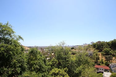 3957 W Point Dr - Los Angeles, CA