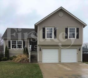 1605 Cove Dr - Raymore, MO