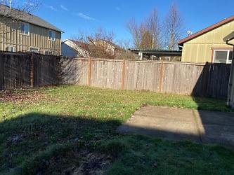 4232 SE Chartwell St - Albany, OR