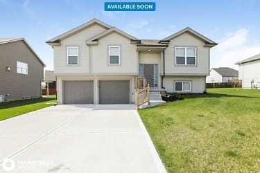 1015 Clayton Dr - Raymore, MO