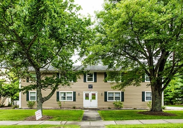 1 Bedroom - Very Quiet, Park Like Setting Apartments - Bloomington, IN