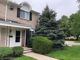 13952 Champagne Dr - Sterling Heights, MI