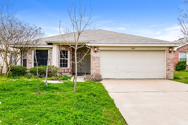 2007 Wildwood Dr - Forney, TX