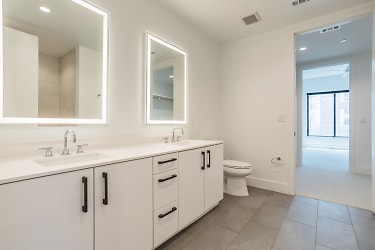 Parkside Residences At Discovery Green Apartments - Houston, TX