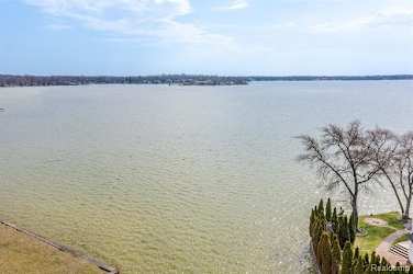 1520 Wayward Dr - Sylvan Lake, MI