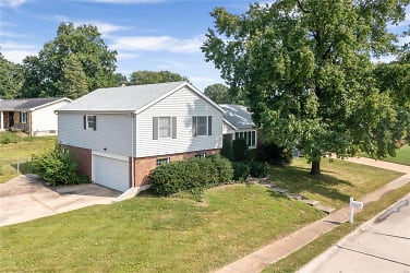 2516 Westminister Dr - Saint Charles, MO