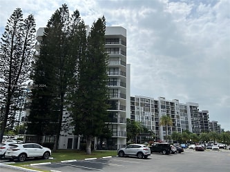 800 Parkview Dr #730 - Hallandale Beach, FL