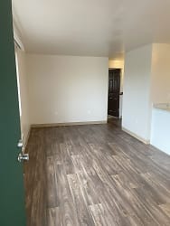 Renovated 1 Bed, Near Shopping And Light Rail!  Ready Now! Apartments - Renton, WA