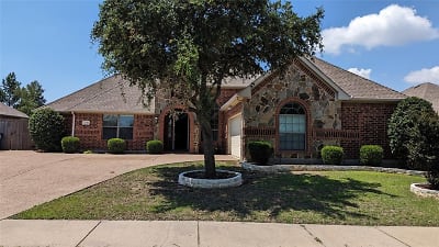 4210 Bluffview Dr - Sachse, TX
