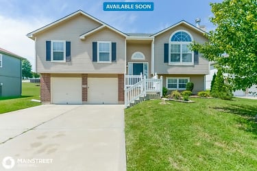706 SW Foxtail Ct - Grain Valley, MO