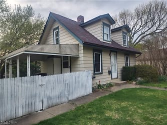 1920 17th St SW - Akron, OH