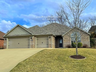 210 Stoney Pointe Dr - Hollister, MO