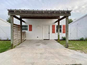 818 Airport Rd unit A - Rockport, TX
