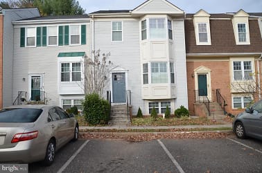 6157 Green Hollow Ct Apartments - West Springfield, VA