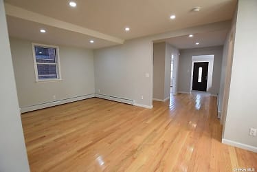 50-15 39th Pl #HOUSE - Queens, NY