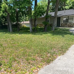446 Roberts St S - Green Cove Springs, FL