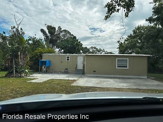 8239 Suncoast Dr - North Fort Myers, FL